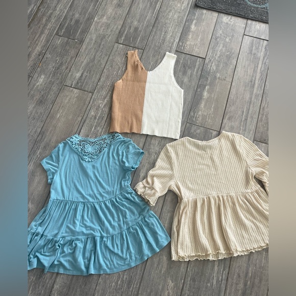 Girls size 1 top bundle!  Excellent condition—1 still has tags on it. - Picture 4 of 5